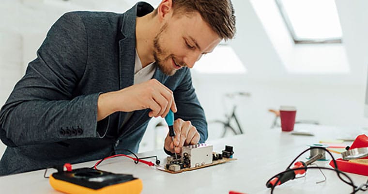 Leistung, Strom, Spannung oder Widerstand berechnen Techniker prüft elektrischen Strom
